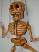 Skelet-drevena-loutka-marionette-vk039b|Galerie-Loutky-Marionety-manasci-a-loutkova-divadla|loutky-marionety.cz